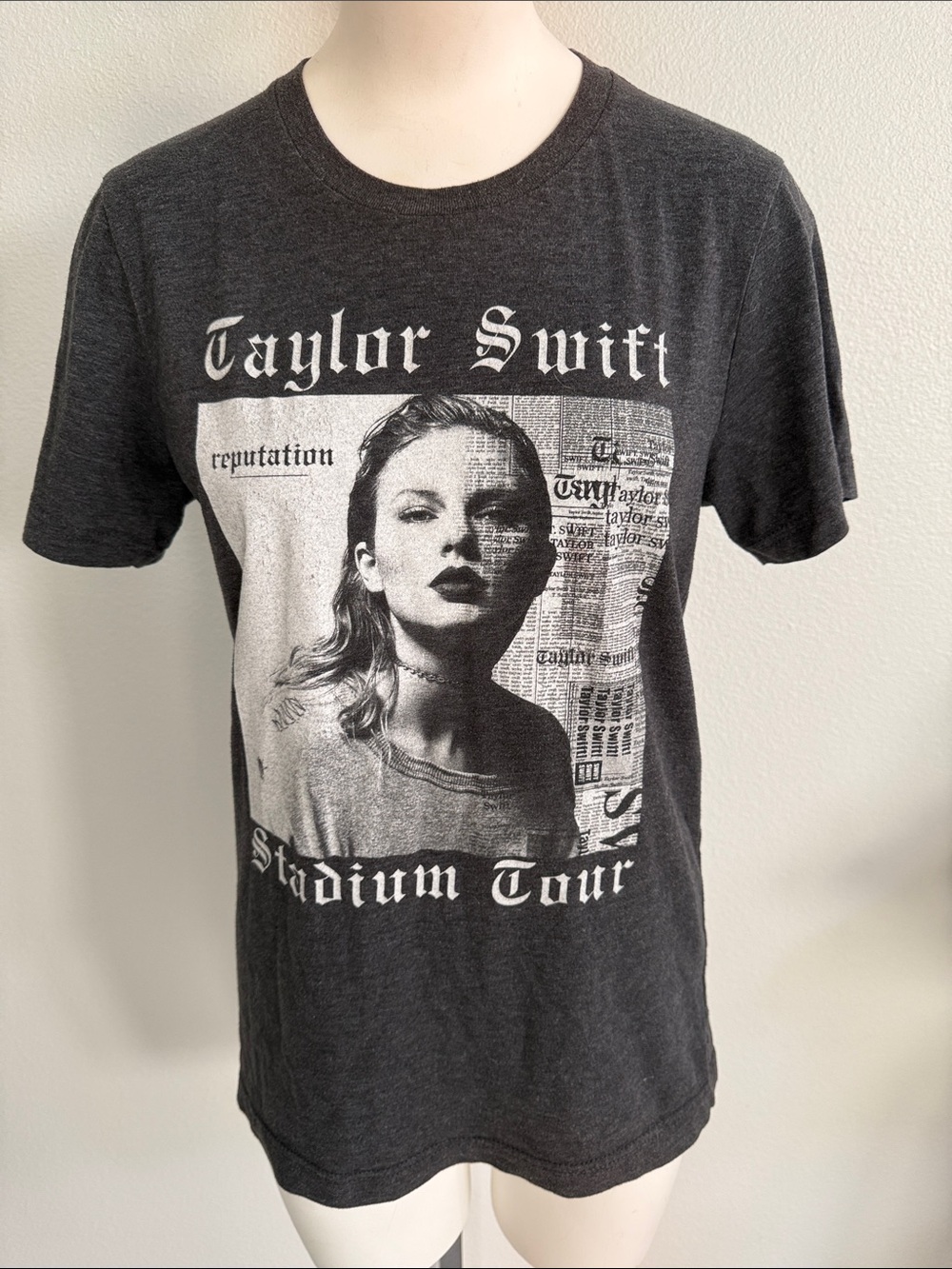 Taylor Swift Charcoal Black-and-White 'Reputation' Graphic Tee Sz S
